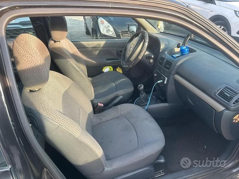 Usata Renault Clio II 75 CV (55 kW) 2004 Nero