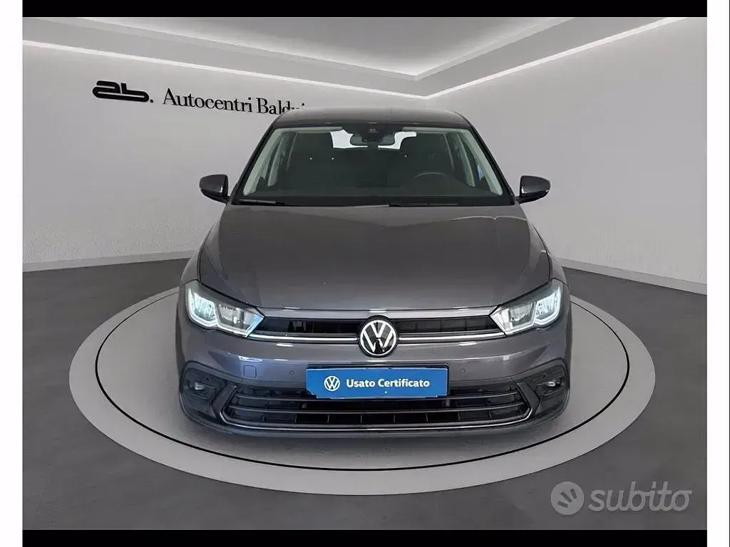 Usata VW Polo Life 95 CV (69 kW) 2023 Grigio Utilitaria