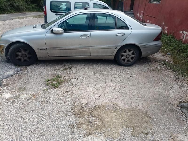 Usata Mercedes C200 Elegance 122 CV (89 kW) 2003 Grigio Berlina