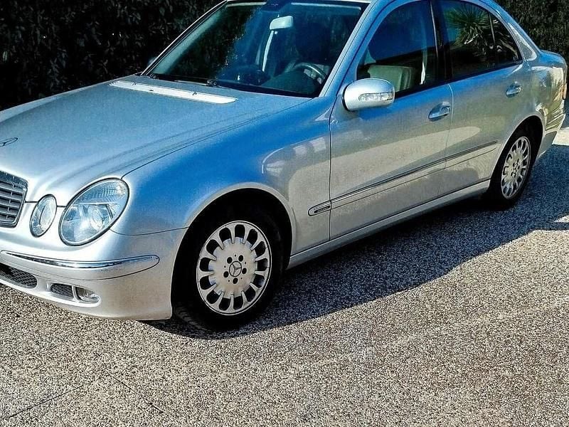 Usata Mercedes E220 Classic 150 CV (110 kW) 2006 Argento Berlina