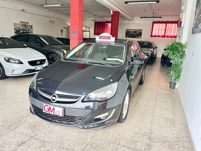 Usata Opel Astra 110 CV (80 kW) 2012 Nero Station wagon