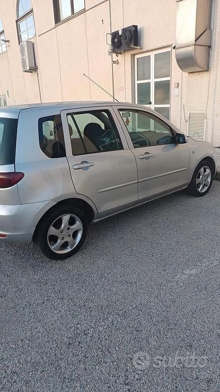 Usata Mazda 2 68 CV (50 kW) 2005 Grigio Utilitaria
