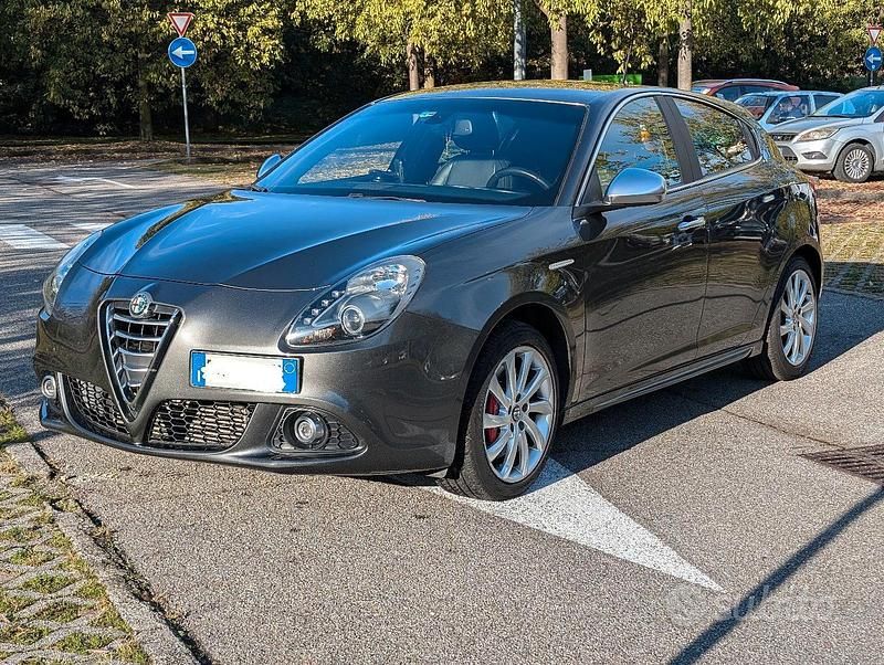 Grigio Usata 2015 Alfa Romeo Giulietta Due volumi | 7500 € (Ottimo prezzo) - Immagine 1/4