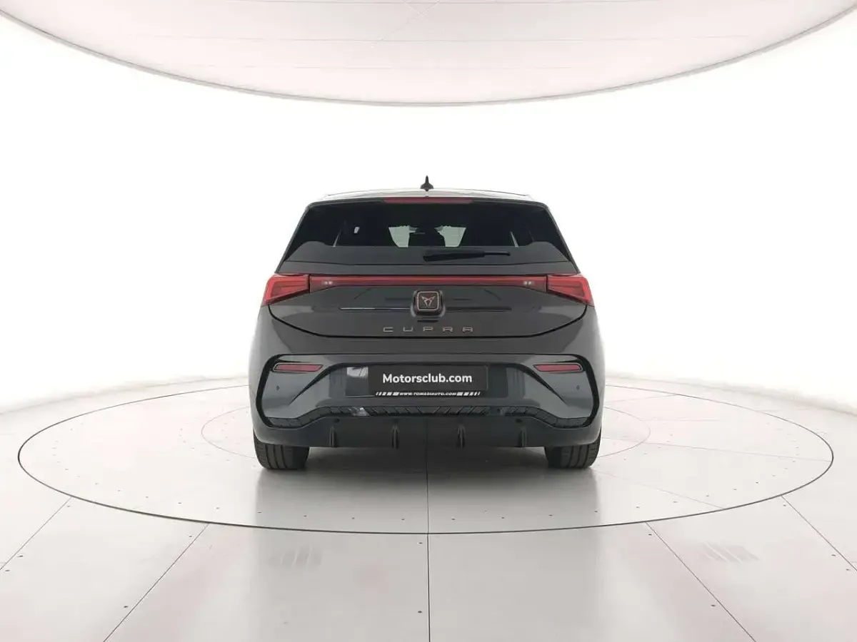 Begagnad Cupra Born e-Boost 69 kW (95 HK) 2023 Svart Halvkombi