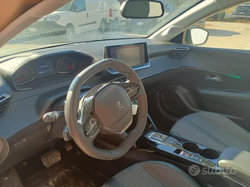 Usata Peugeot 208 Allure 101 CV (74 kW) 2023 Grigio Utilitaria