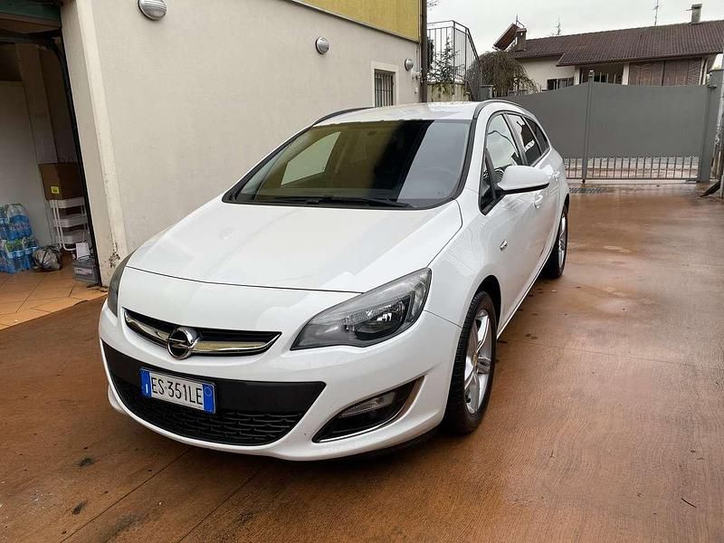 Usata Opel Astra Sport 110 CV (80 kW) 2013 Bianco Station wagon