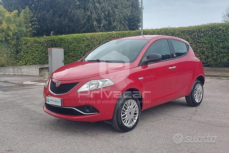 Usata Lancia Ypsilon Platinum 85 CV (62 kW) 2016 Rosso Utilitaria