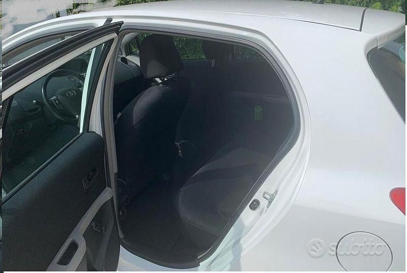 Usata Toyota Yaris Sol 69 CV (50 kW) 2008 Bianco Utilitaria