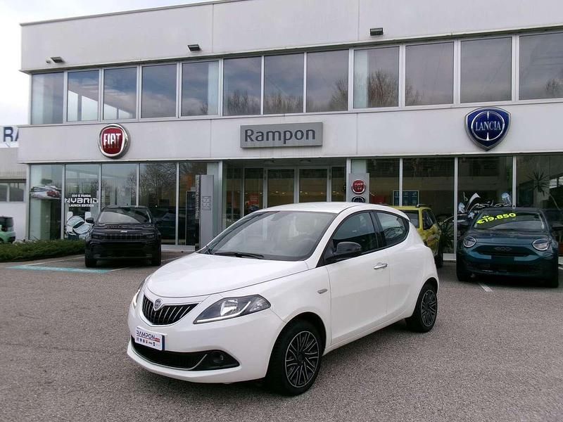 Usata Lancia Ypsilon Gold 70 CV (51 kW) 2023 Bianco Utilitaria