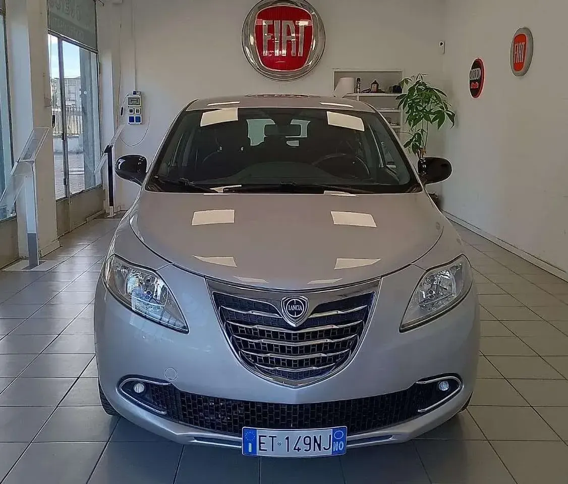 Usata Lancia Ypsilon 86 CV (63 kW) 2014 Argento Utilitaria