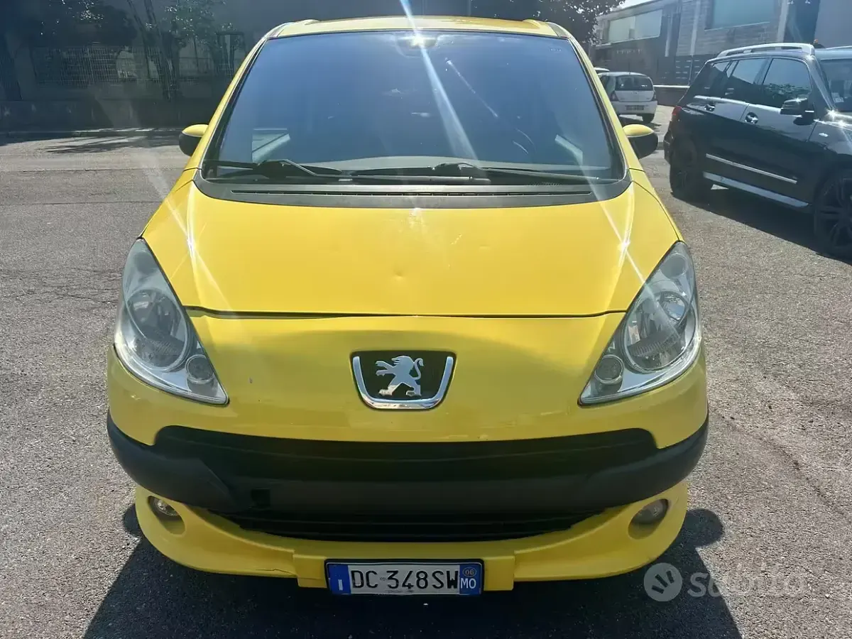 Usata Peugeot 1007 73 CV (53 kW) 2006 Giallo Monovolume