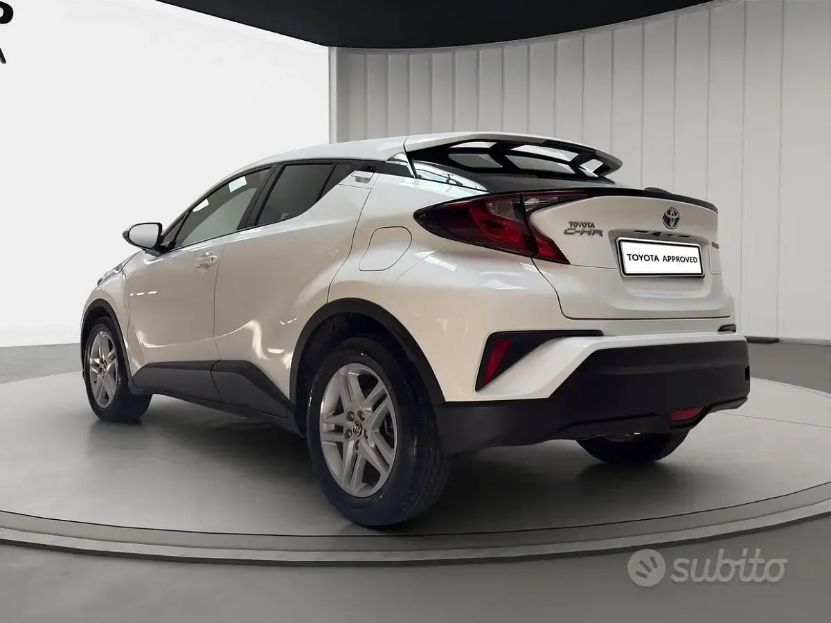 Usata Toyota C-HR Active 122 CV (89 kW) 2023 Bianco SUV