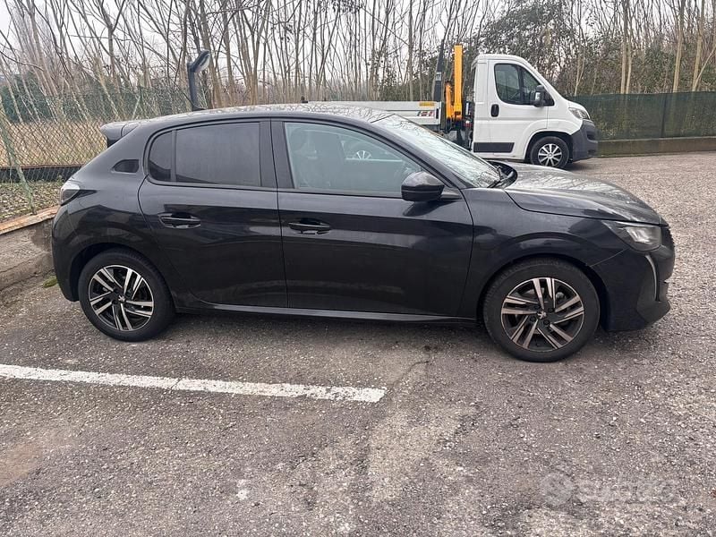 Usata Peugeot 208 82 CV (60 kW) 2023 Nero Utilitaria