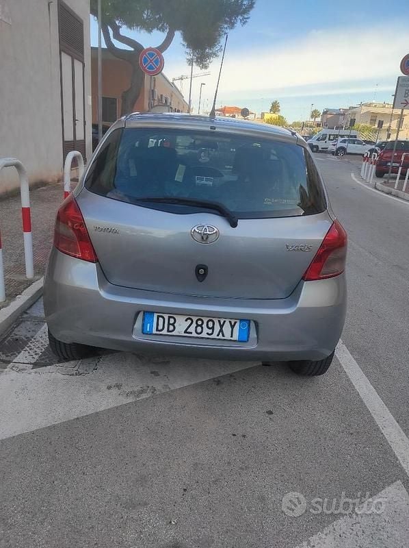 Usado Toyota Yaris 90 CV (66 kW) 2016 Gris Berlina