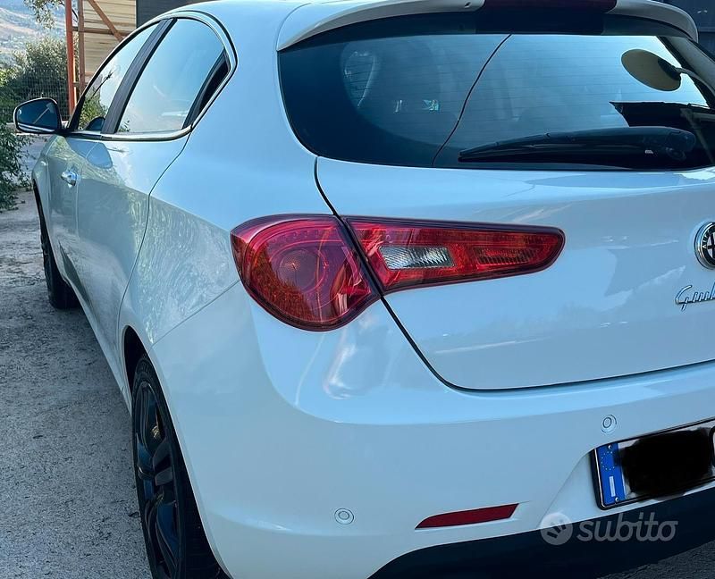 Bianco Usata 2013 Alfa Romeo Giulietta Tre volumi | 9300 € (Molto cara) - Immagine 1/4