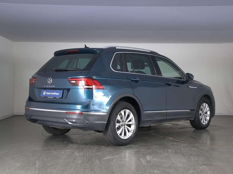 Usata VW Tiguan Life 122 CV (89 kW) 2022 Nightshade blue metallizzato SUV