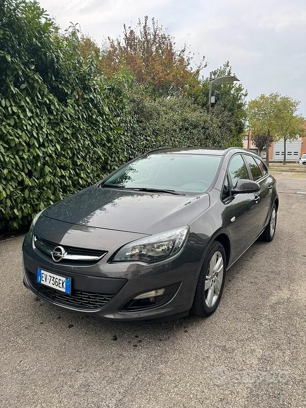 Usata 2014 Opel Astra Tre volumi | 4500 € (Ottimo prezzo) - Immagine 1/4