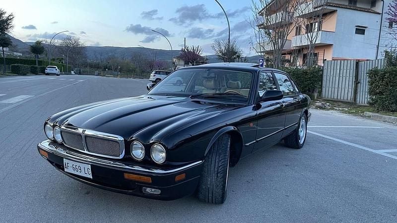 Usata Jaguar XJR 325 CV (239 kW) 1996 Nero Berlina