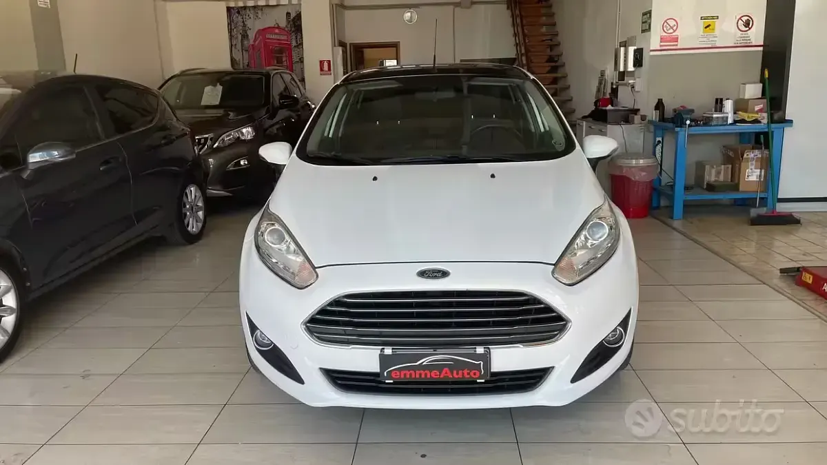 Usata Ford Fiesta 75 CV (55 kW) 2015 Bianco Utilitaria