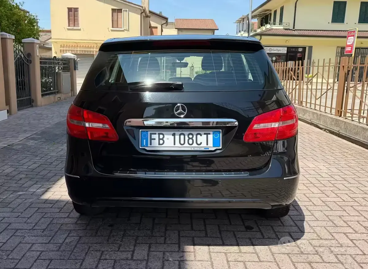 Usata Mercedes B180 109 CV (80 kW) 2014 Nero Utilitaria