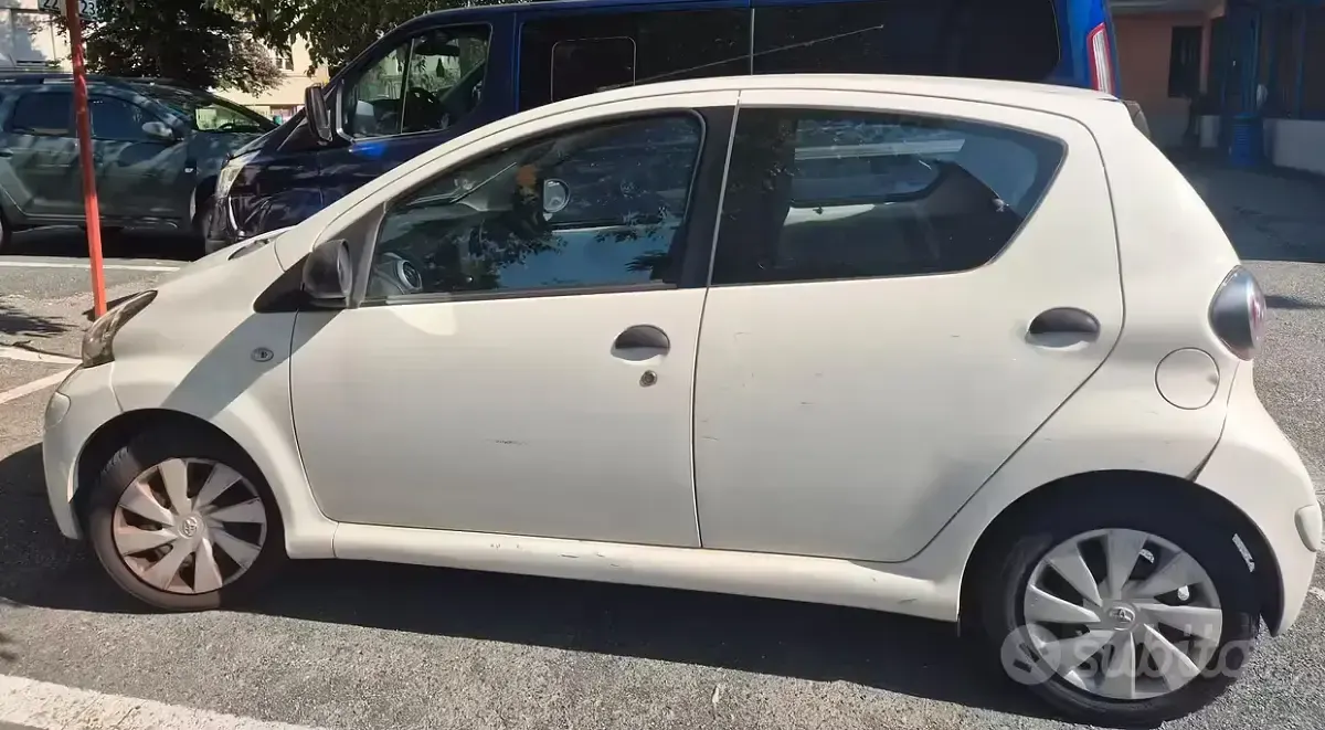 Usata Toyota Aygo 68 CV (50 kW) 2012 Bianco Utilitaria