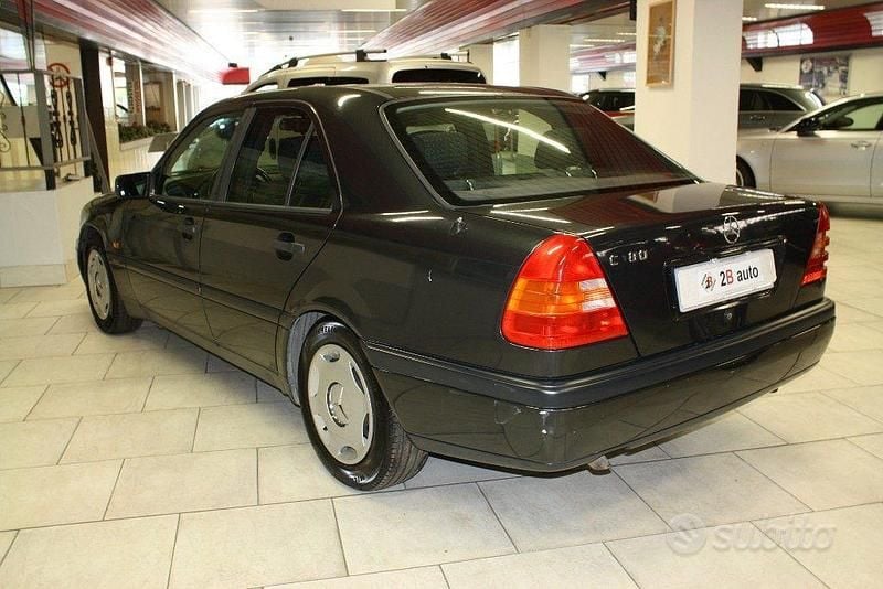 Usata Mercedes C180 122 CV (89 kW) 1995 Nero Berlina