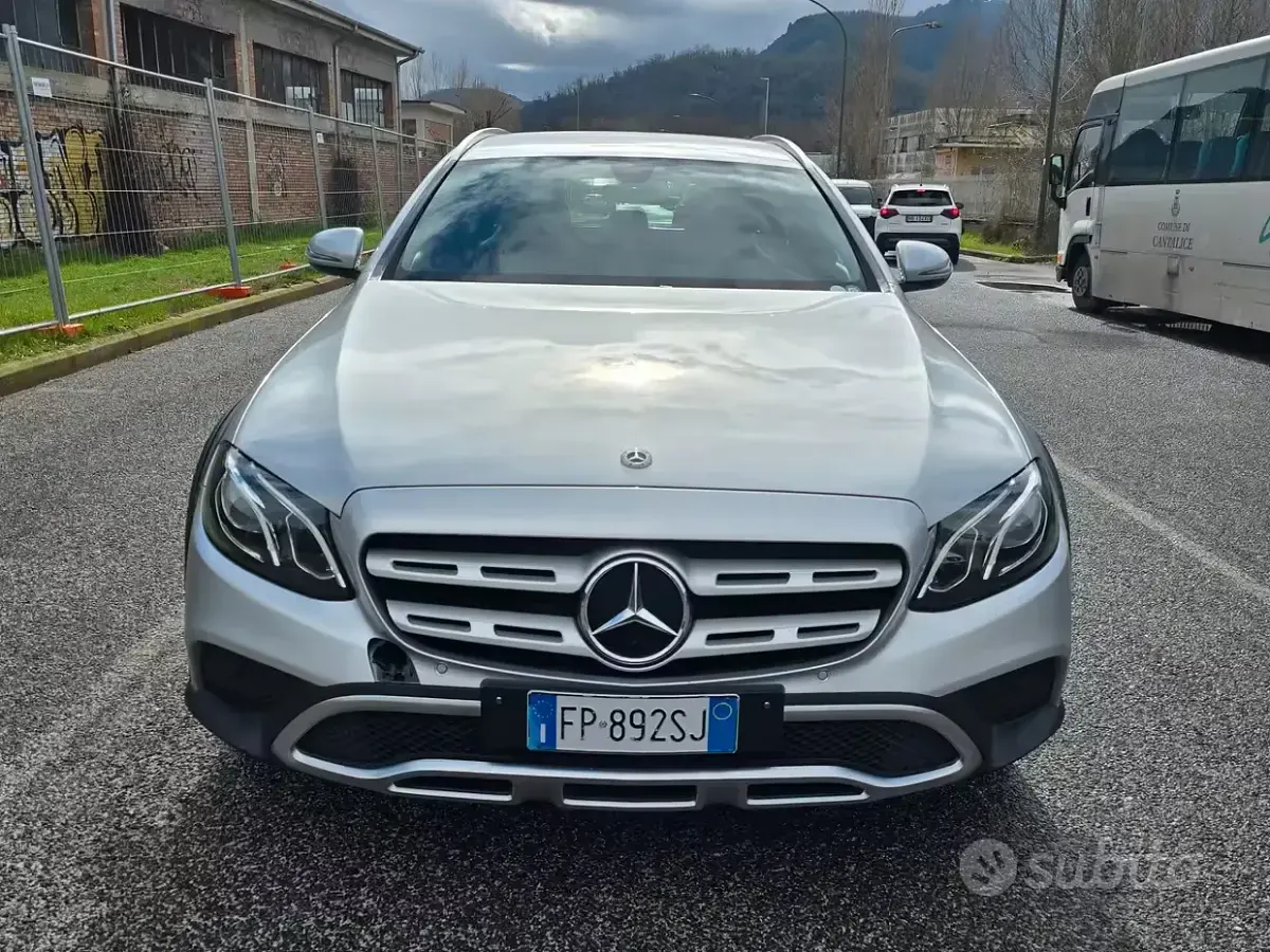Usata Mercedes E220 Premium Plus 194 CV (142 kW) 2018 Grigio Station wagon