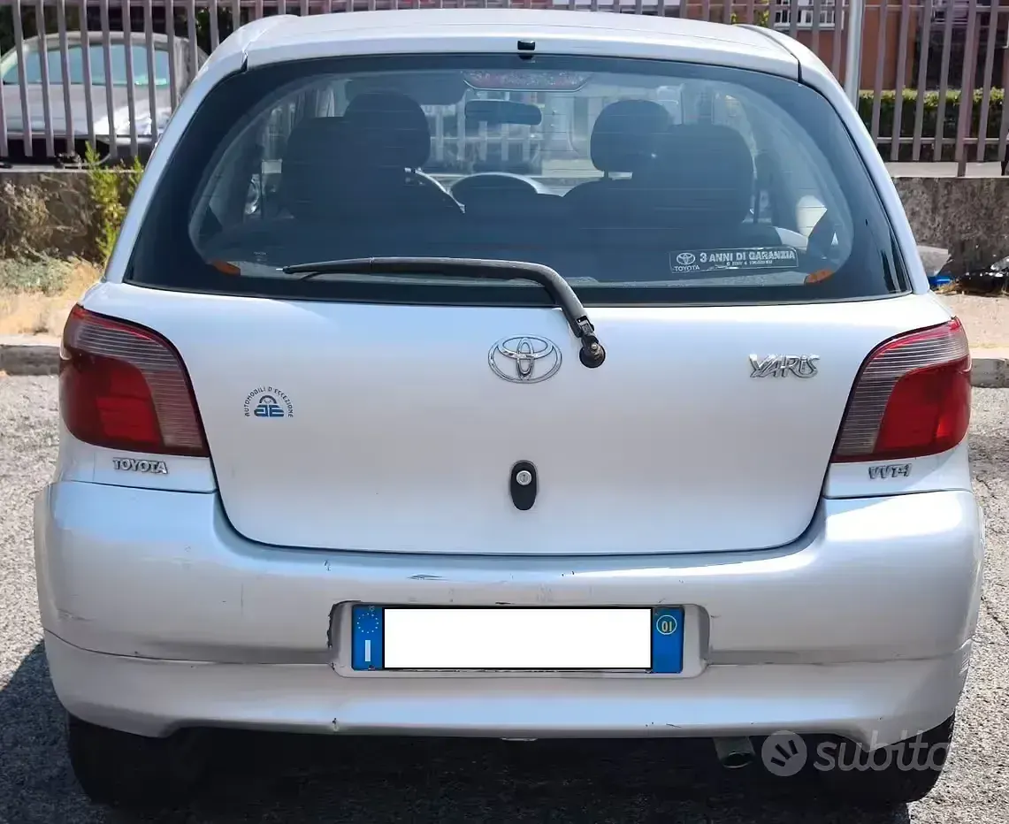 Usata Toyota Yaris Sol 86 CV (63 kW) 2001 Grigio Berlina