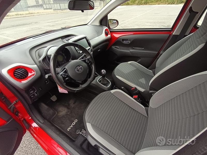 Usata Toyota Aygo 72 CV (52 kW) 2018 Rosso Utilitaria