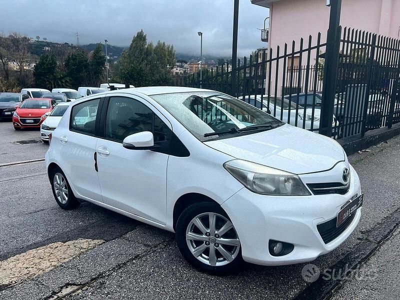 Usata Toyota Yaris Lounge 89 CV (65 kW) 2013 Bianco Berlina