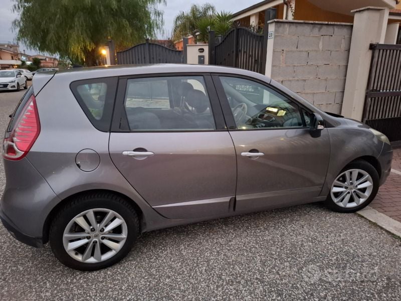Usata Renault Scénic III 110 CV (80 kW) 2011 Grigio Monovolume