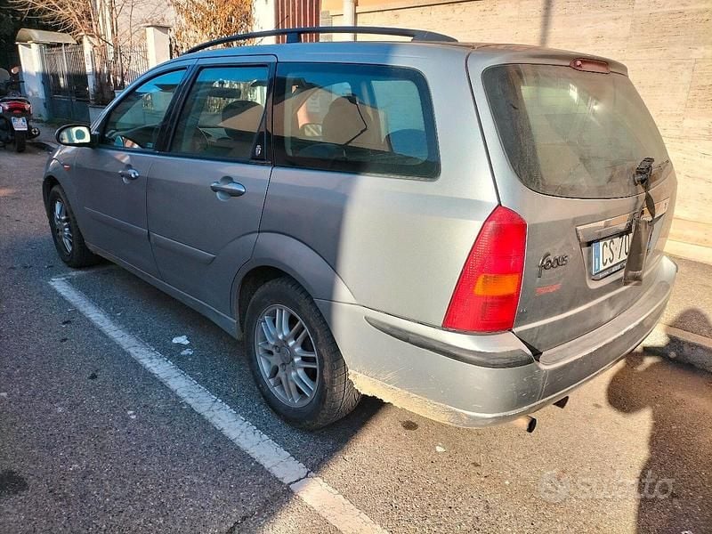 Usata Ford Focus Ghia 101 CV (74 kW) 2004 Grigio Station wagon