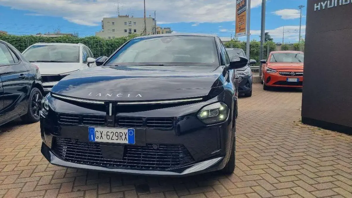 Usata Lancia Ypsilon 101 CV (74 kW) 2025 Nero Utilitaria