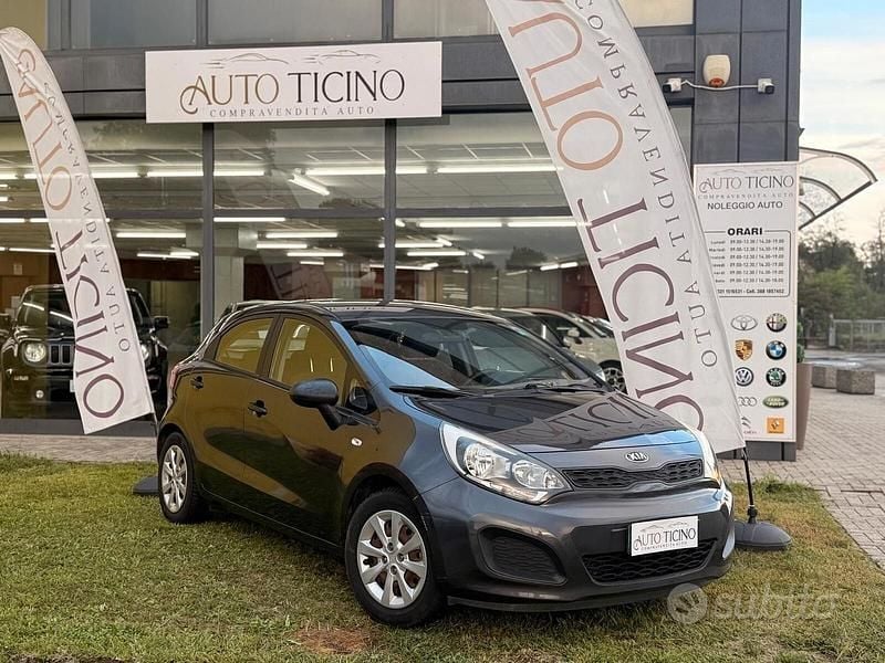 Usata Kia Rio EX 86 CV (63 kW) 2013 Grigio Berlina