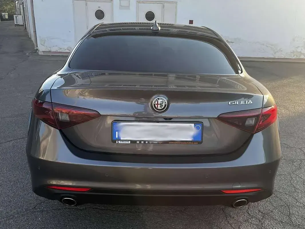 Usata Alfa Romeo Giulia Super 179 CV (131 kW) 2018 Grigio Berlina