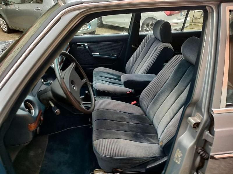 Usata Mercedes E200 109 CV (80 kW) 1983 Blu/azzurro Station wagon