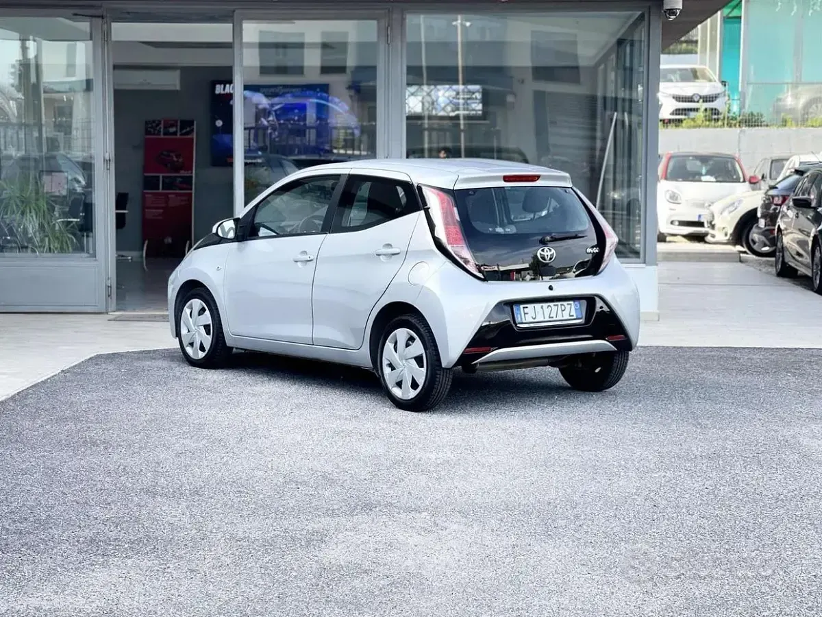 Usata Toyota Aygo 69 CV (50 kW) 2017 Grigio Utilitaria