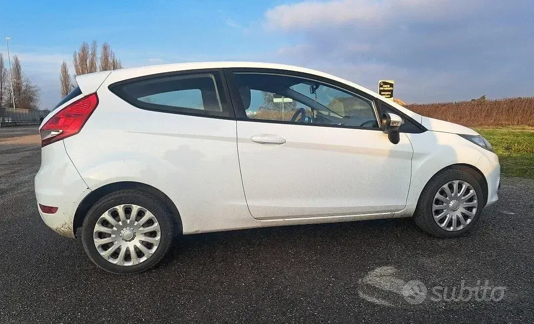 Usata Ford Fiesta 68 CV (50 kW) 2010 Bianco Berlina
