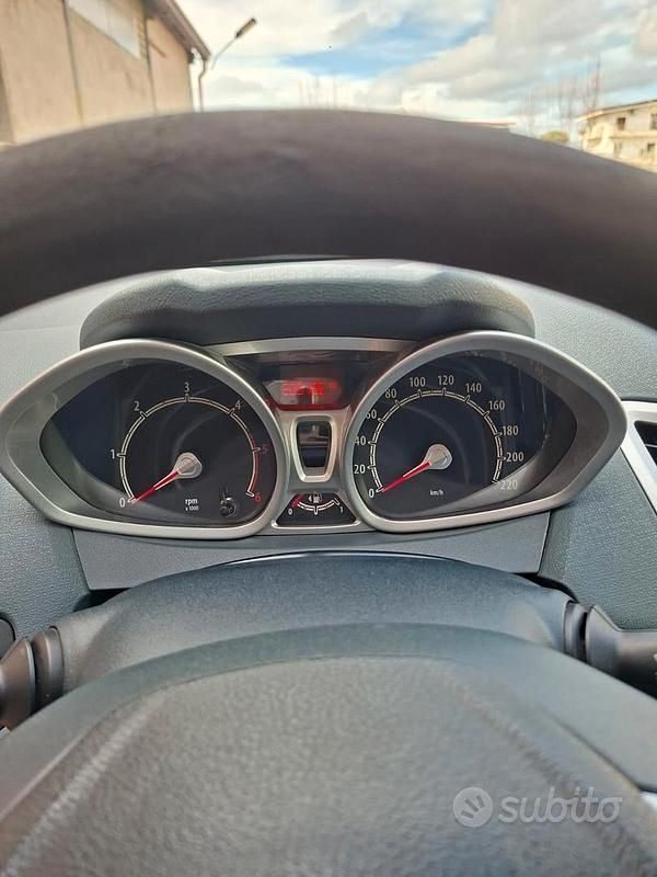 Usata Ford Fiesta 53 CV (38 kW) 2010 Nero Utilitaria