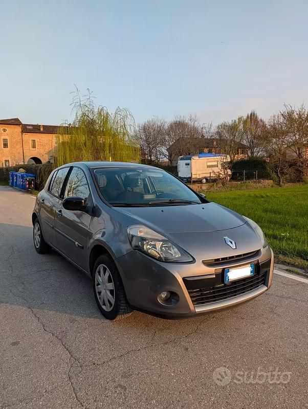 Usata Renault Clio III 75 CV (55 kW) 2011 Grigio Berlina