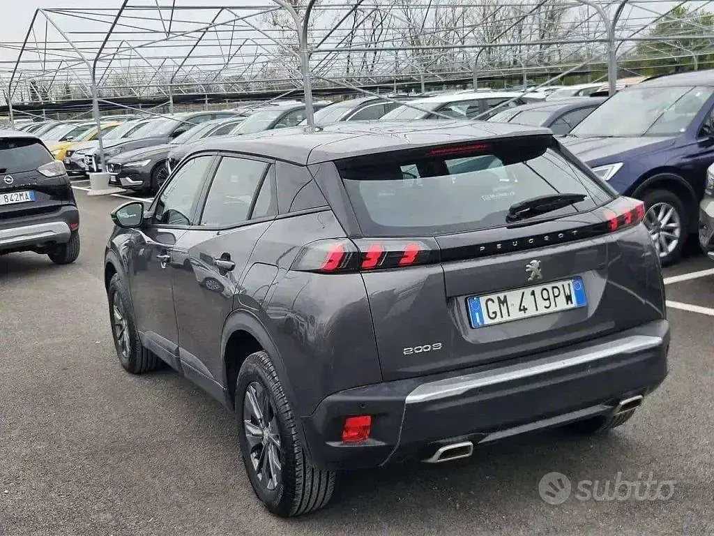 Usata Peugeot 2008 Active 131 CV (96 kW) 2023 Grigio platinium SUV