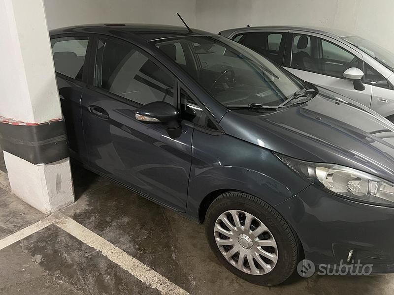 Usata Ford Fiesta 75 CV (55 kW) 2015 Grigio Utilitaria