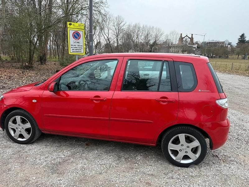 Begagnad Mazda 2 68 HK (50 kW) 2006 Röd Sedan