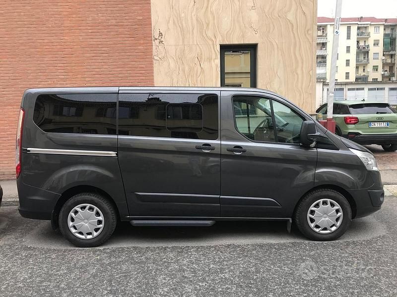 Grigio Usata 2018 Ford Tourneo Custom Furgone | 29.500 € (Buon prezzo) - Immagine 1/4