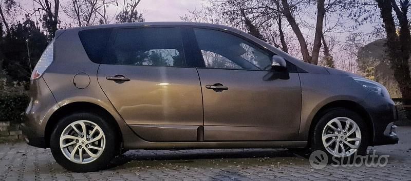 Usata Renault Scénic III XMOD 110 CV (80 kW) 2014 Marrone Monovolume