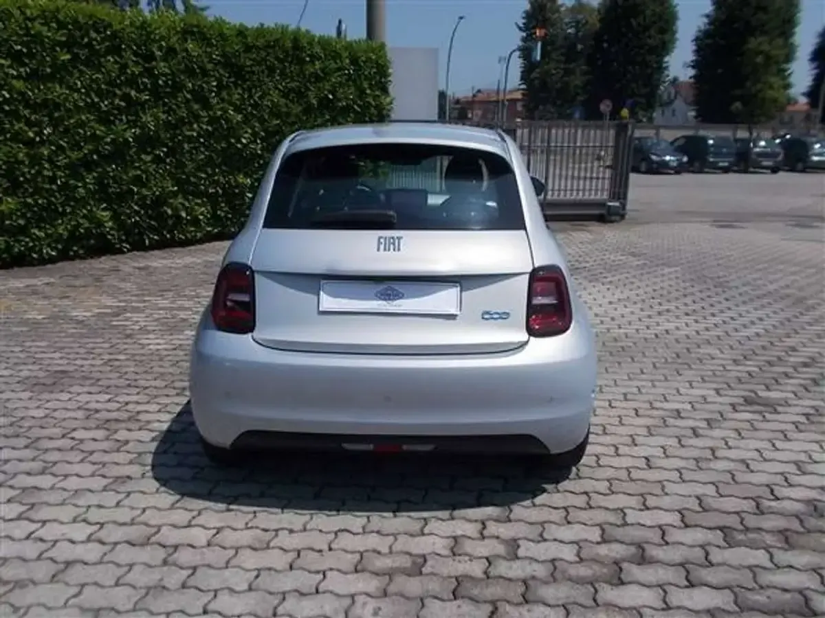 Usata Fiat 500e Tech 42 kW (58 CV) 2025 Celestial blue Utilitaria