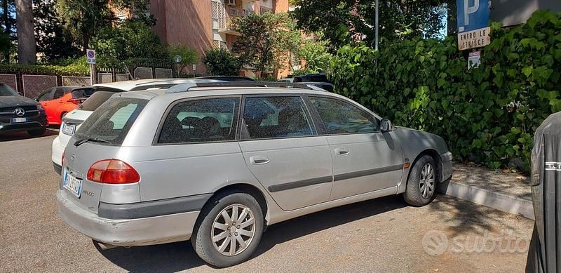 Usata Toyota Avensis 110 CV (80 kW) 2000 Grigio Station wagon
