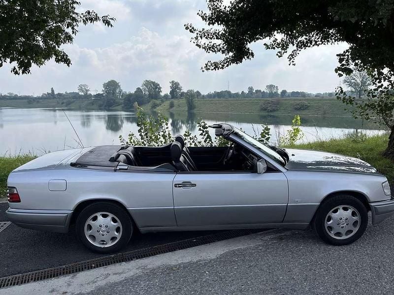 Grigio Usata 1996 Mercedes E200 Cabrio | 16.900 € (Buon prezzo) - Immagine 1/4