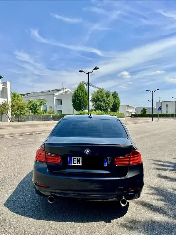 Usata BMW 318 Sport Line 143 CV (105 kW) 2013 Nero Berlina
