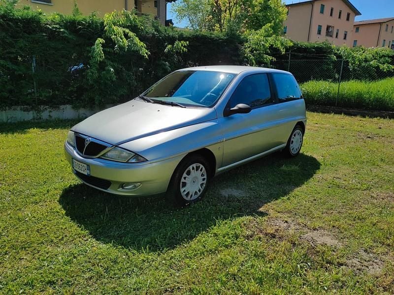Usata Lancia Ypsilon 60 CV (44 kW) 2002 Argento Utilitaria